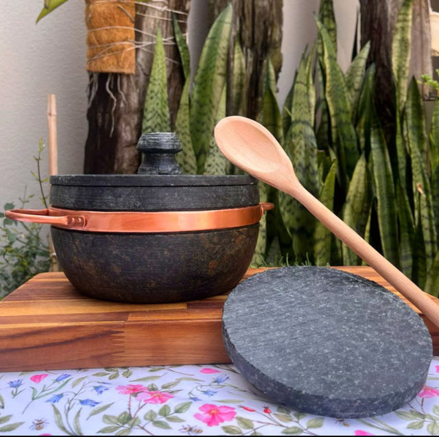 Panela de Pedra - 2 Litros - Especial Dia das Mães com Suporte e Colher